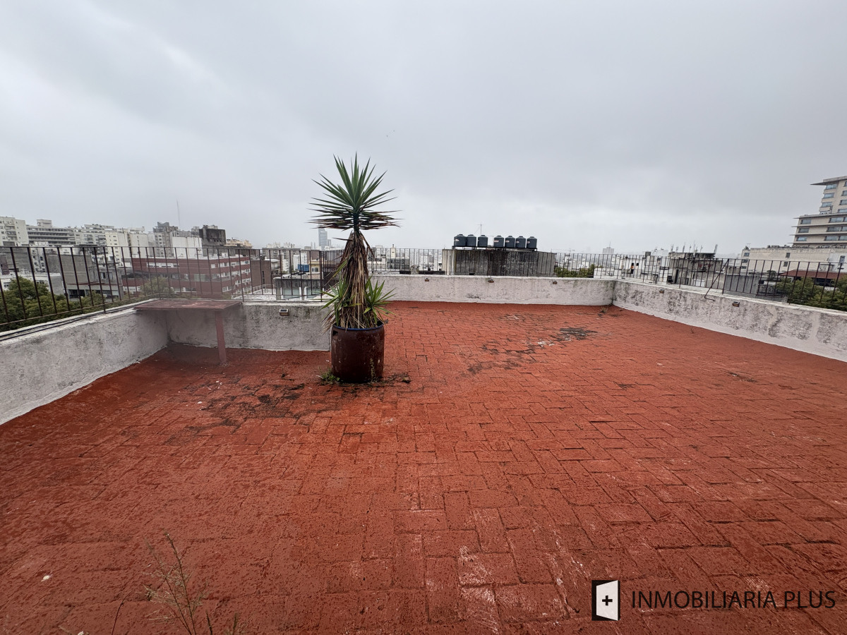 Apartamento ID.1449 - Venta de Penthouse de 1 Dormitorio y medio con Barbacoa Propia en el Centro de Montevideo sobre Av. 18 de Julio