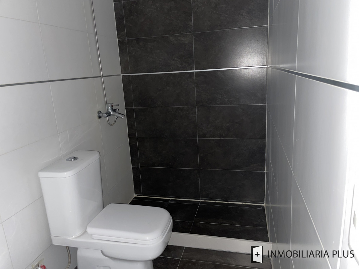 Apartamento ID.866 - Alquilo Monoambiente semi equipado con 40m2 en Parque Rodó SIN GASTOS COMUNES con rejas C866