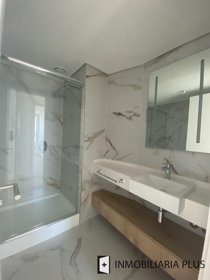 Apartamento ID.1740 - Venta de Apartamento de 3 dormitorios en Pocitos con terraza y 2 garajes en Montevideo