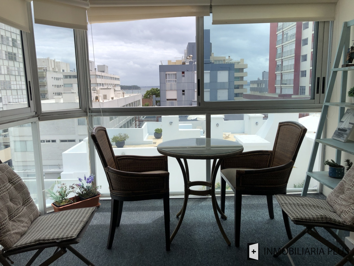 Apartamento ID.955 - Alquiler de Apartamento a pasos del puerto y la playa de Punta del Este con 2 dormitorios y piscina