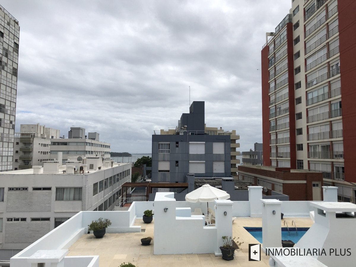 Apartamento ID.955 - Alquiler de Apartamento a pasos del puerto y la playa de Punta del Este con 2 dormitorios y piscina