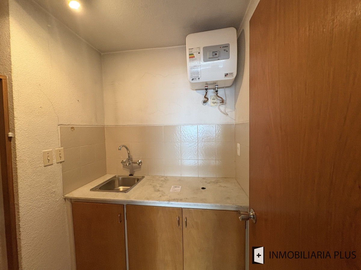 Apartamento ID.1471 - Alquiler de Monoambiente amplio u oficina sobre Av. 18 de Julio en Cordón a pasos de la Facultad de Derecho de Montevideo