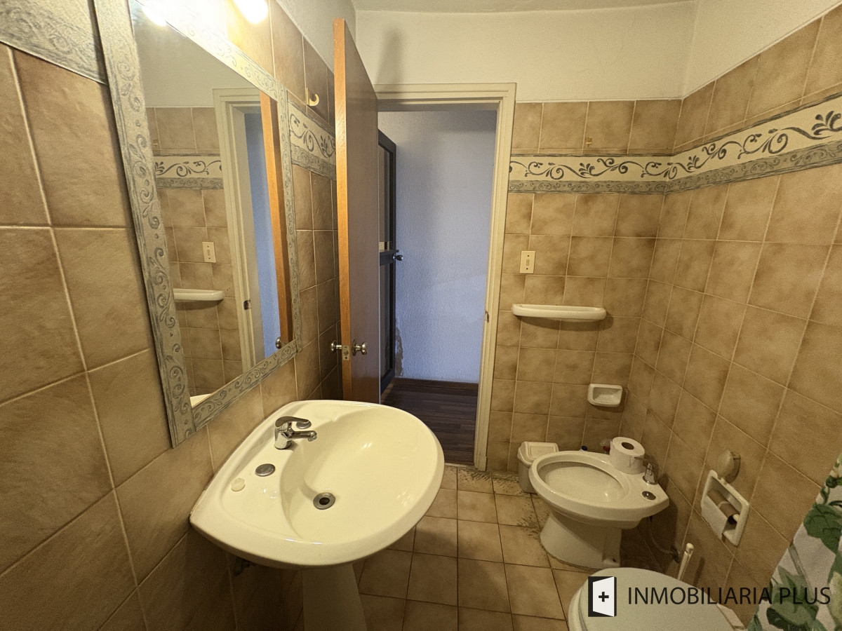 Apartamento ID.1471 - Alquiler de Monoambiente amplio u oficina sobre Av. 18 de Julio en Cordón a pasos de la Facultad de Derecho de Montevideo