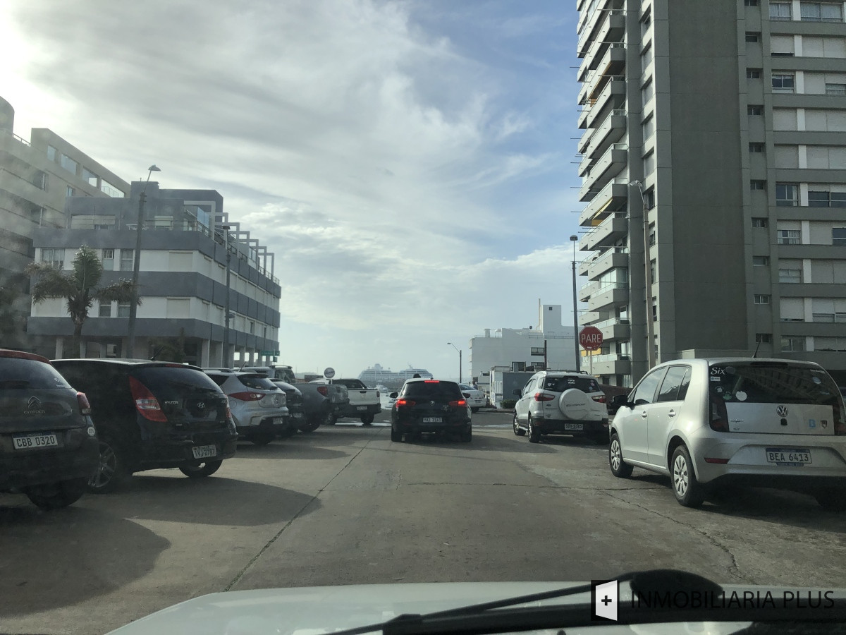 Apartamento ID.955 - Alquiler de Apartamento a pasos del puerto y la playa de Punta del Este con 2 dormitorios y piscina