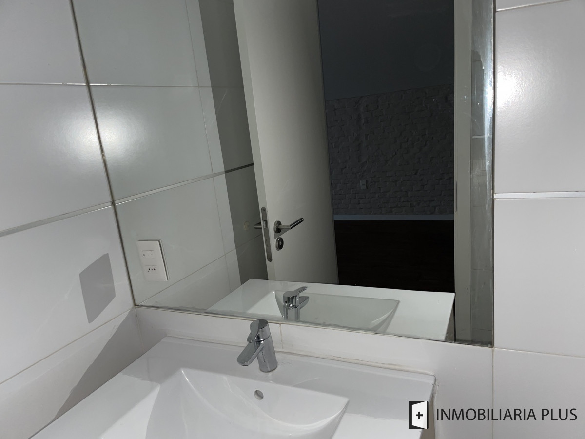 Apartamento ID.866 - Alquilo Monoambiente semi equipado con 40m2 en Parque Rodó SIN GASTOS COMUNES con rejas C866