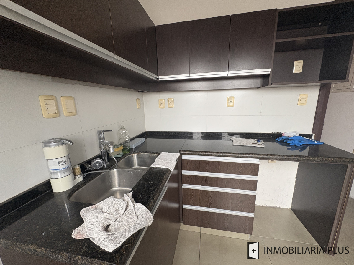 Apartamento ID.1449 - Venta de Penthouse de 1 Dormitorio y medio con Barbacoa Propia en el Centro de Montevideo sobre Av. 18 de Julio