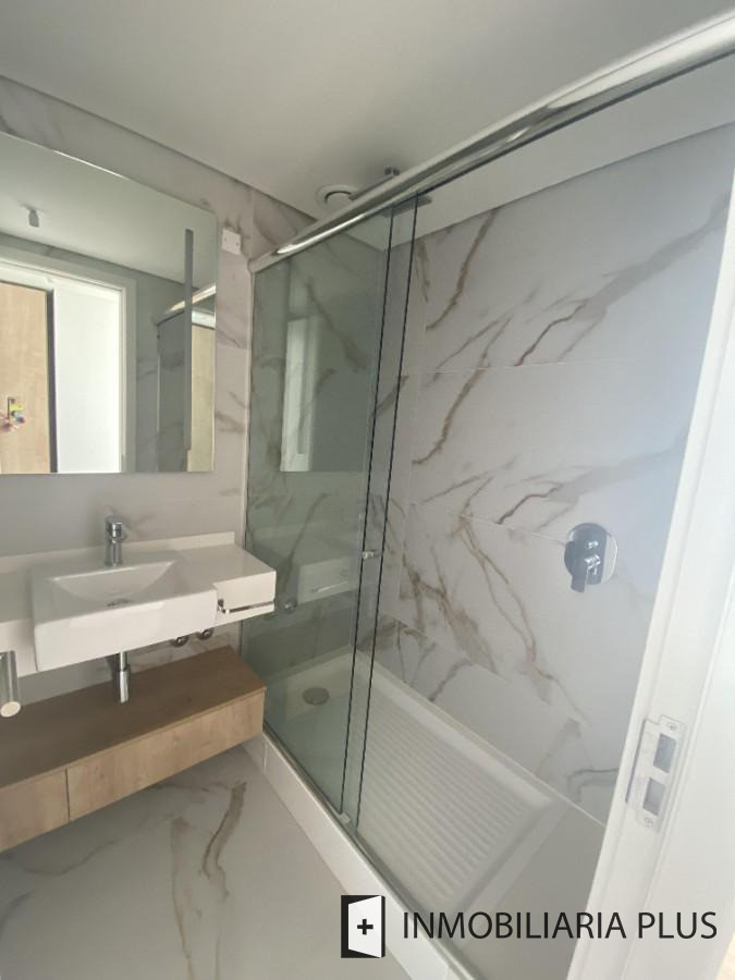 Apartamento ID.1740 - Venta de Apartamento de 3 dormitorios en Pocitos con terraza y 2 garajes en Montevideo