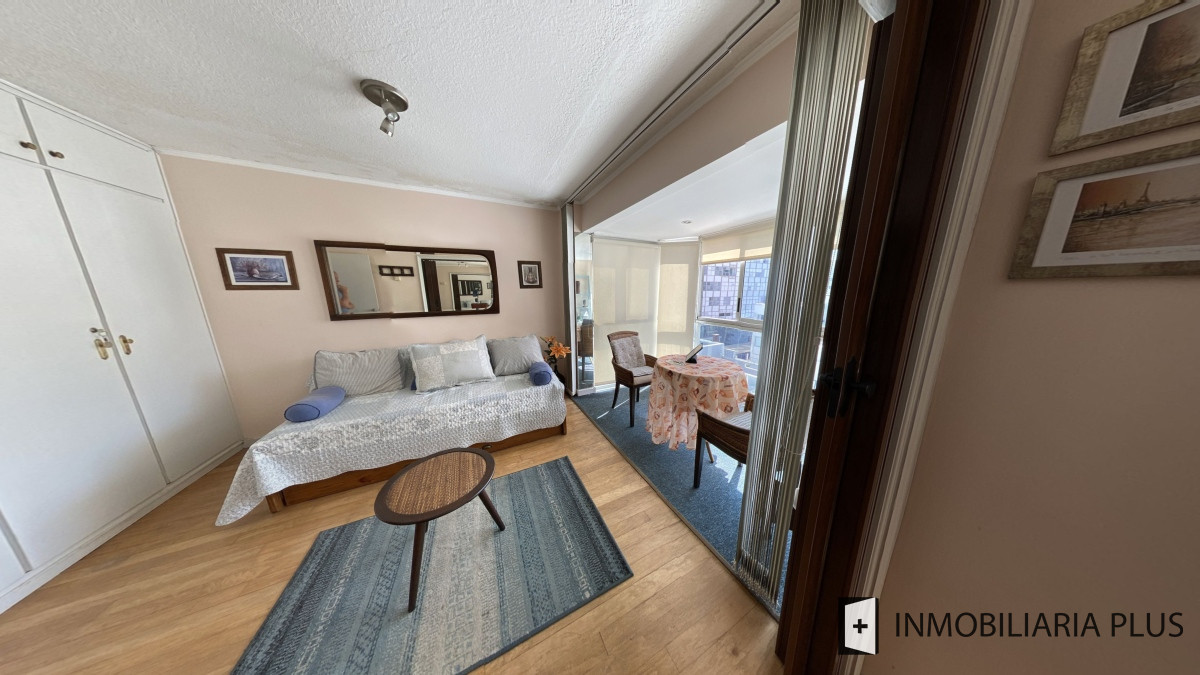 Apartamento ID.955 - Alquiler de Apartamento a pasos del puerto y la playa de Punta del Este con 2 dormitorios y piscina
