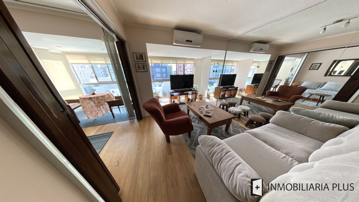 Apartamento ID.955 - Alquiler de Apartamento a pasos del puerto y la playa de Punta del Este con 2 dormitorios y piscina