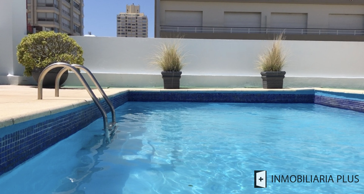 Apartamento ID.955 - Alquiler de Apartamento a pasos del puerto y la playa de Punta del Este con 2 dormitorios y piscina