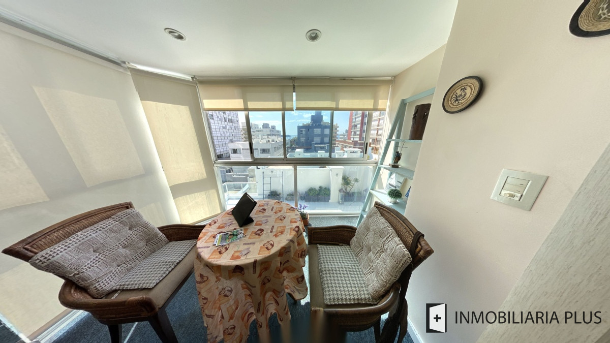 Apartamento ID.955 - Alquiler de Apartamento a pasos del puerto y la playa de Punta del Este con 2 dormitorios y piscina