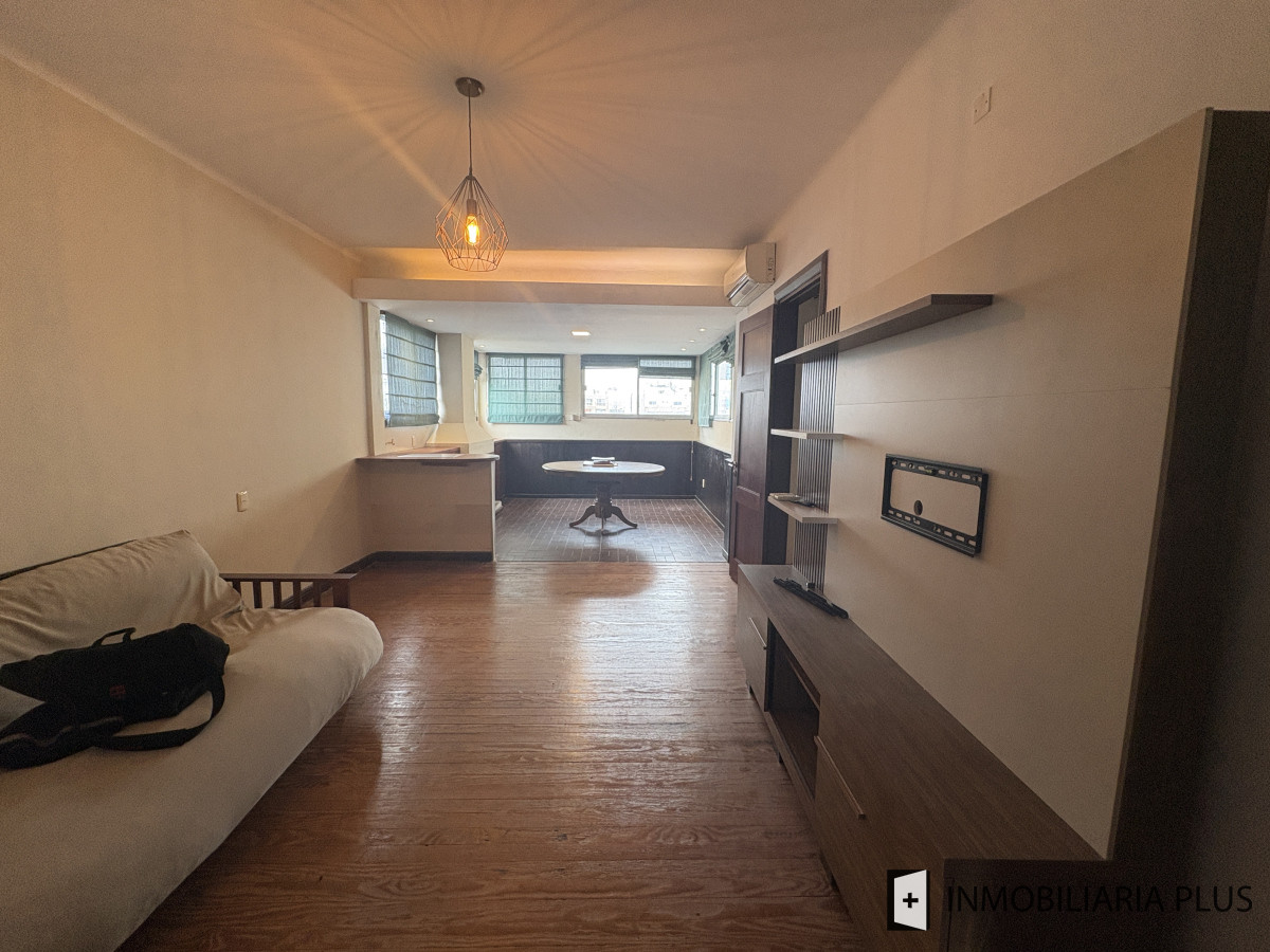 Apartamento ID.1449 - Venta de Penthouse de 1 Dormitorio y medio con Barbacoa Propia en el Centro de Montevideo sobre Av. 18 de Julio