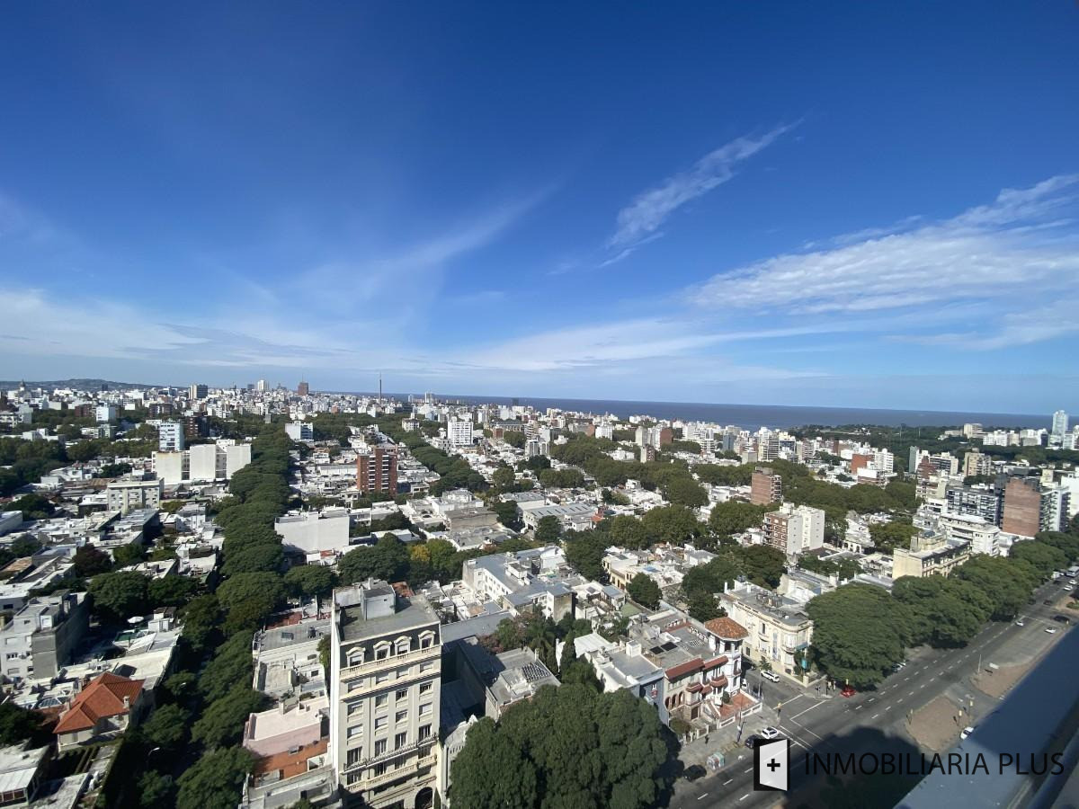 Apartamento ID.1740 - Venta de Apartamento de 3 dormitorios en Pocitos con terraza y 2 garajes en Montevideo
