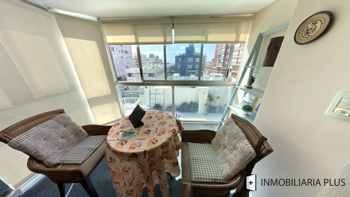 Apartamento ID.955 - Alquiler de Apartamento a pasos del puerto y la playa de Punta del Este con 2 dormitorios y piscina