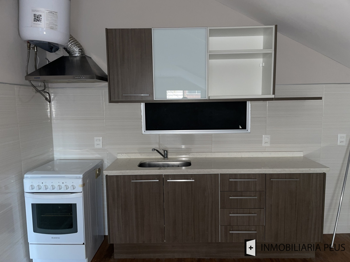 Apartamento ID.866 - Alquilo Monoambiente semi equipado con 40m2 en Parque Rodó SIN GASTOS COMUNES con rejas C866