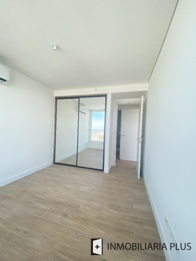 Apartamento ID.1740 - Venta de Apartamento de 3 dormitorios en Pocitos con terraza y 2 garajes en Montevideo