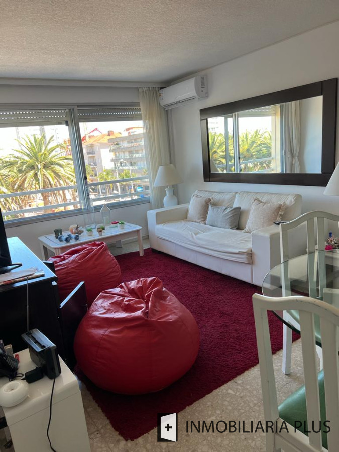 Apartamento ID.1096 - Alquiler ANUAL de apartamento con 1 Dormitorio y medio con garaje sobre Av. Gorlero con Gym, Lavadero y más