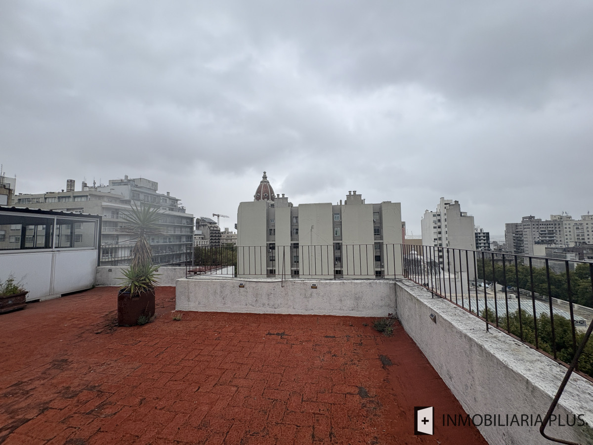Apartamento ID.1449 - Venta de Penthouse de 1 Dormitorio y medio con Barbacoa Propia en el Centro de Montevideo sobre Av. 18 de Julio