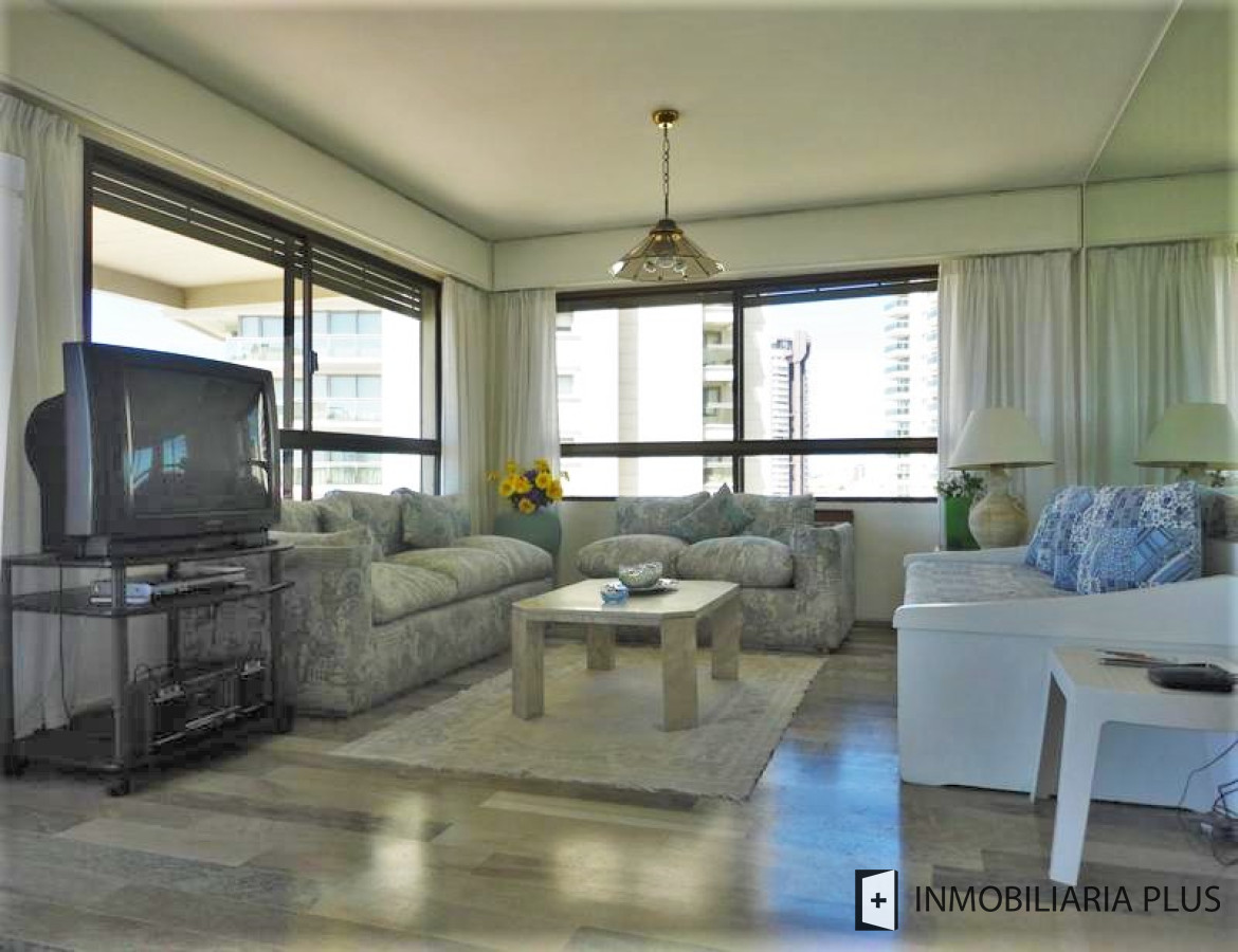 Apartamento ID.1026 - Apartamento en Venta de 3 Dormitorios frente al Mar y los dedos en la Península de Punta del Este