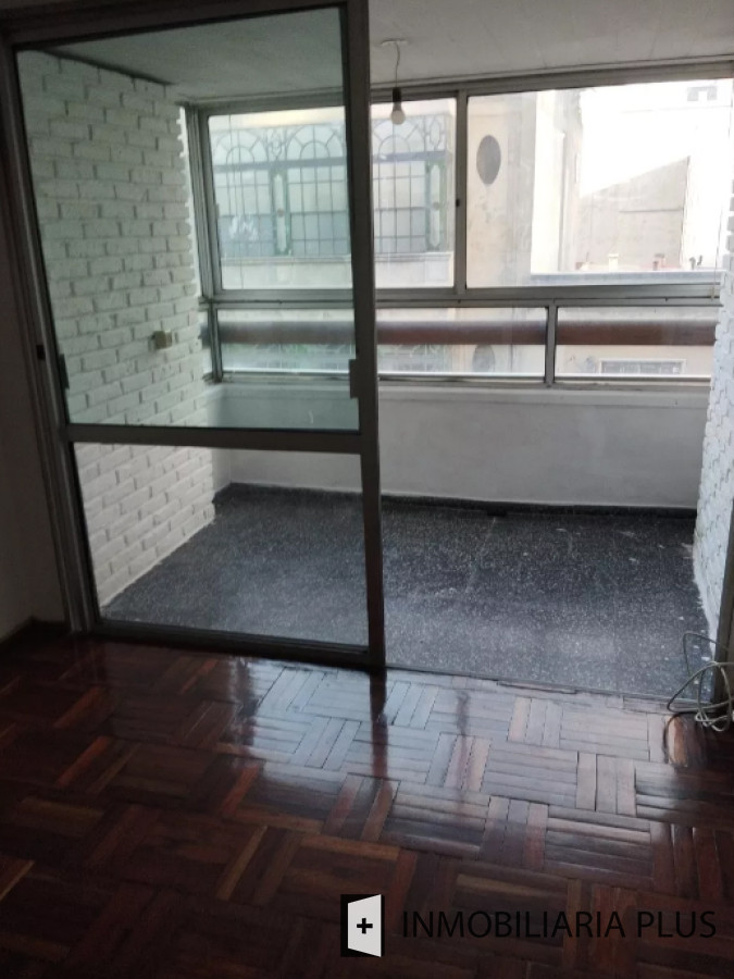 Apartamento ID.1200 - Alquiler de apartamento en el centro con 2 dormitorios con balcón a la calle en Montevideo
