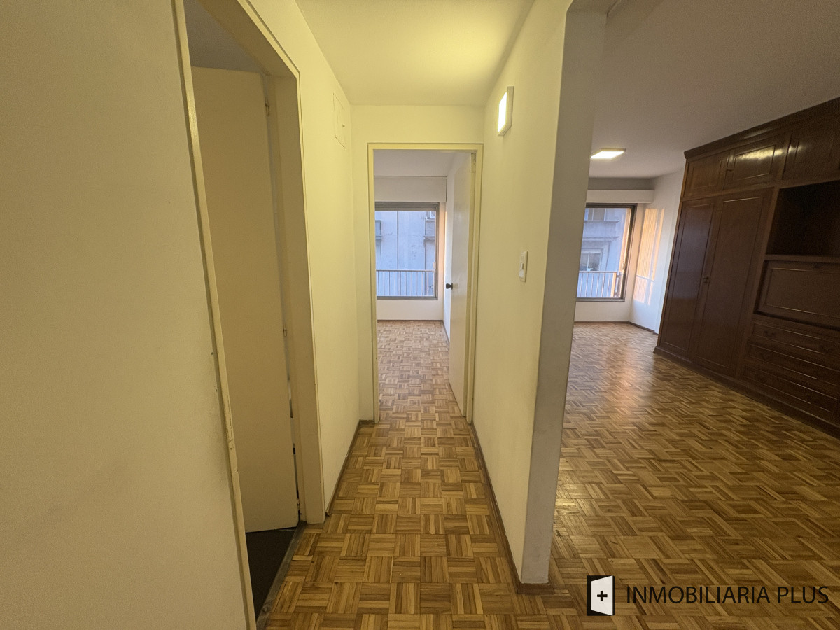 Apartamento ID.1475 - Venta de Apartamento de 3 Dormitorios 2 baños, Lavadero y Garaje en el centro de Montevideo