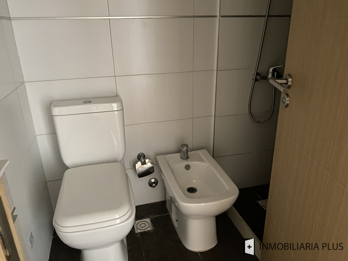 Apartamento ID.958 - Alquiler de Apartamento en Cordón SUR 2 Dormitorios al frente con GRAN FONDO, garaje, barbacoa y más