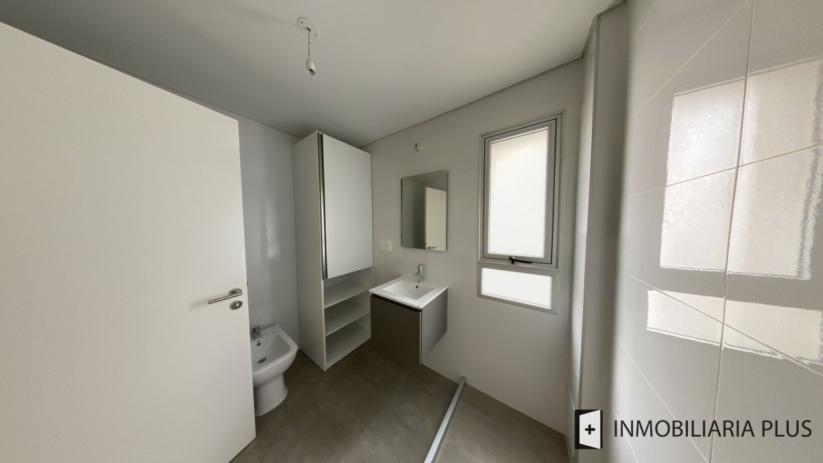 Apartamento ID.3 - Apartamento En Alquiler Sobre Av. 18, 2 Dormitorios Con Garaje En Cordón En Alquiler $31.000 Con Todos Los Servicios.