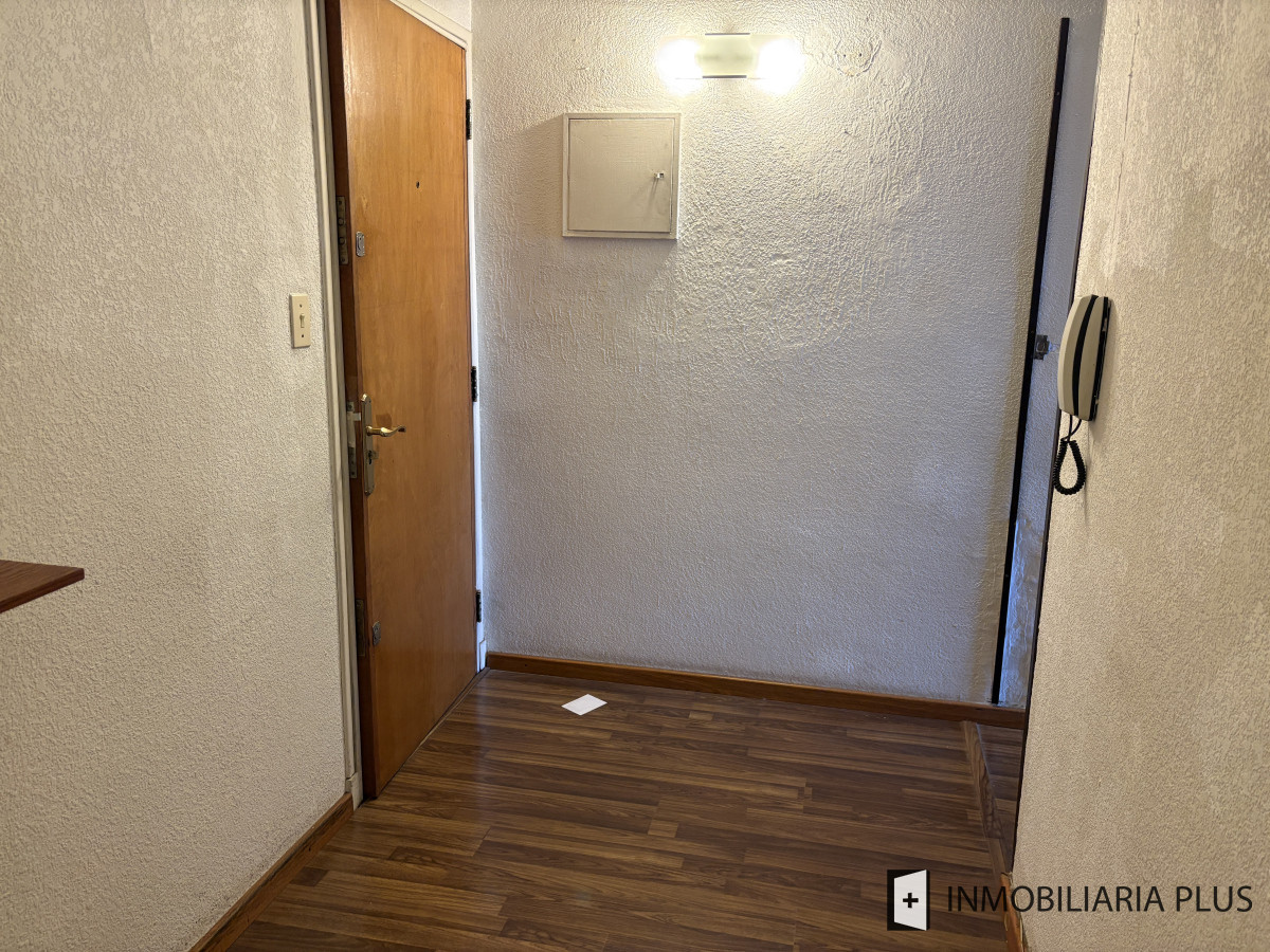 Apartamento ID.1471 - Alquiler de Monoambiente amplio u oficina sobre Av. 18 de Julio en Cordón a pasos de la Facultad de Derecho de Montevideo