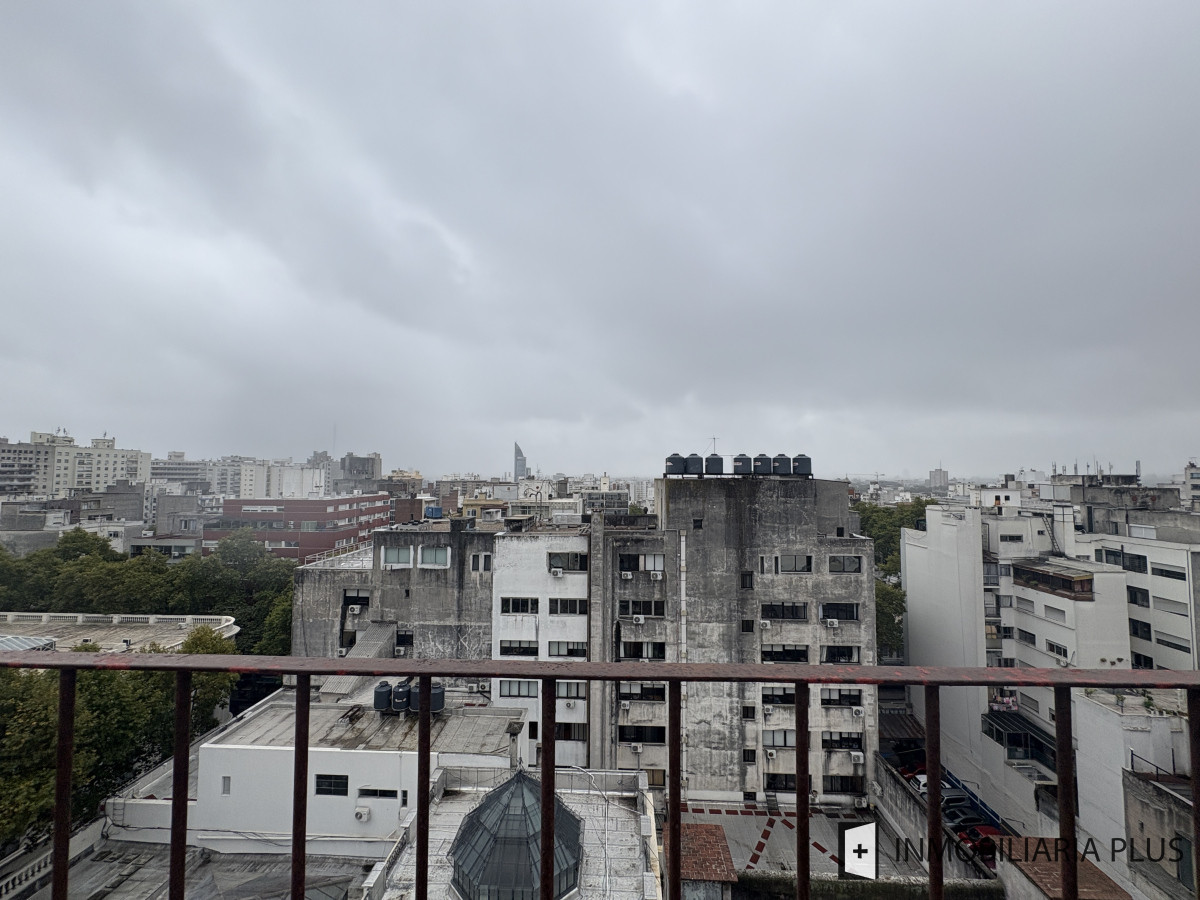 Apartamento ID.1449 - Venta de Penthouse de 1 Dormitorio y medio con Barbacoa Propia en el Centro de Montevideo sobre Av. 18 de Julio