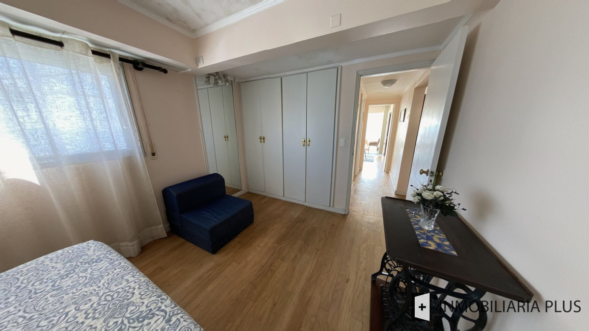 Apartamento ID.955 - Alquiler de Apartamento a pasos del puerto y la playa de Punta del Este con 2 dormitorios y piscina