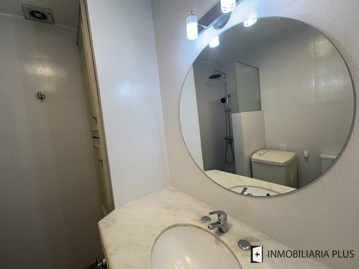 Apartamento ID.860 - Alquilo apartamento con PISCINA y parrillero propio para 4 personas a pasos del PUERTO de Puerto de Punta del Este C790A