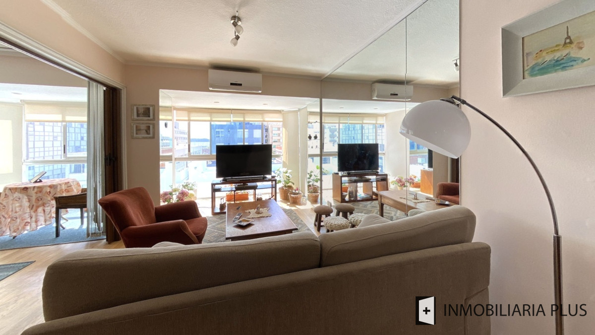 Apartamento ID.955 - Alquiler de Apartamento a pasos del puerto y la playa de Punta del Este con 2 dormitorios y piscina