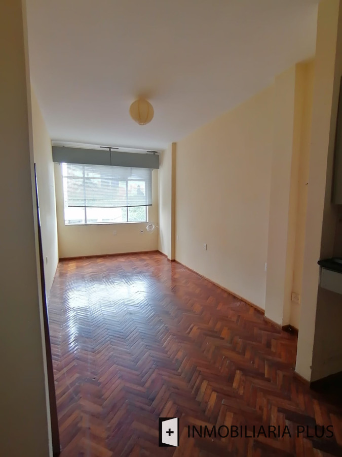 Apartamento ID.1118 - Alquiler de Monoambiente al frente sobre Av 18 de Julio en el Centro de Montevideo
