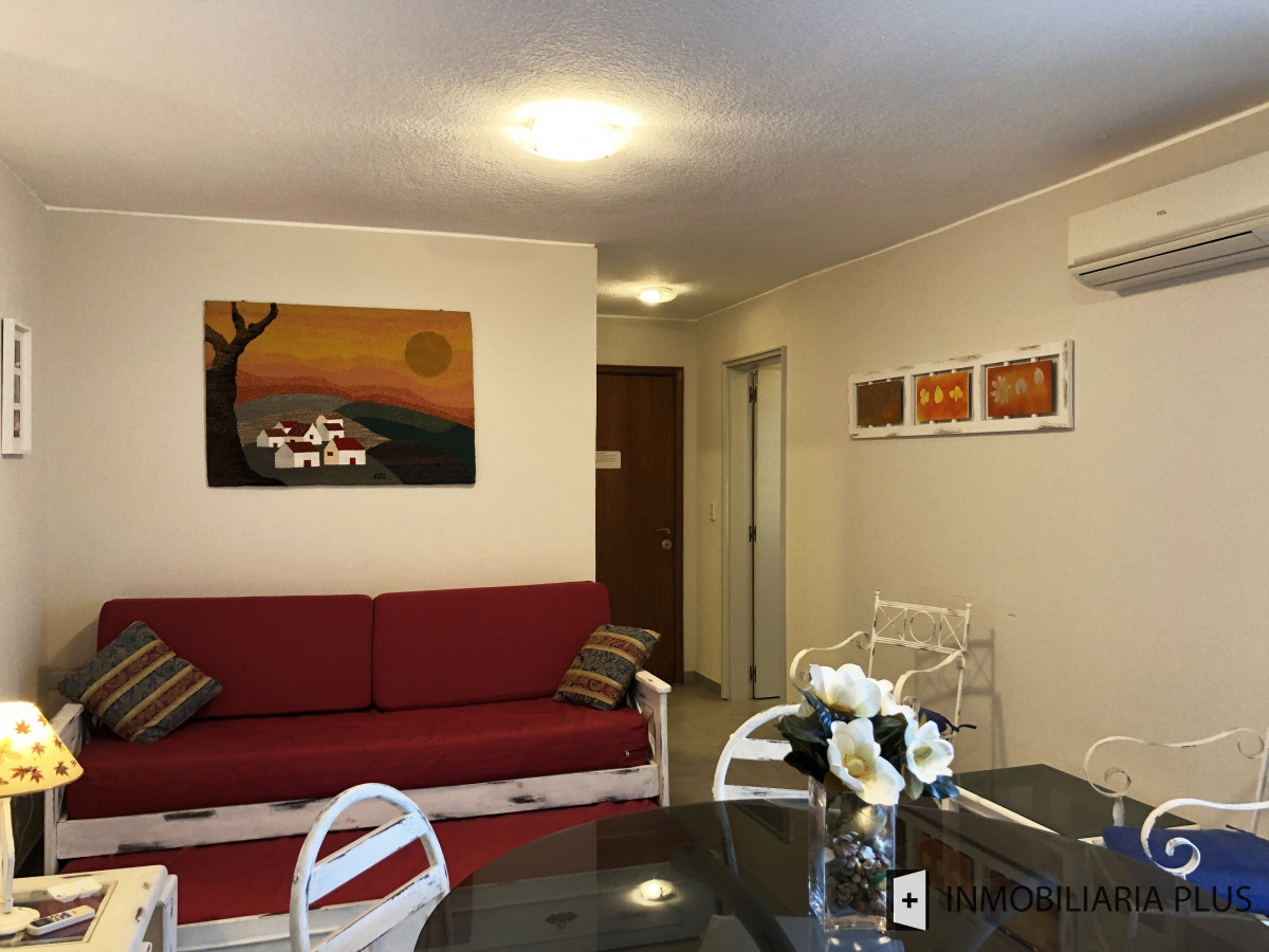 Apartamento ID.860 - Alquilo apartamento con PISCINA y parrillero propio para 4 personas a pasos del PUERTO de Puerto de Punta del Este C790A