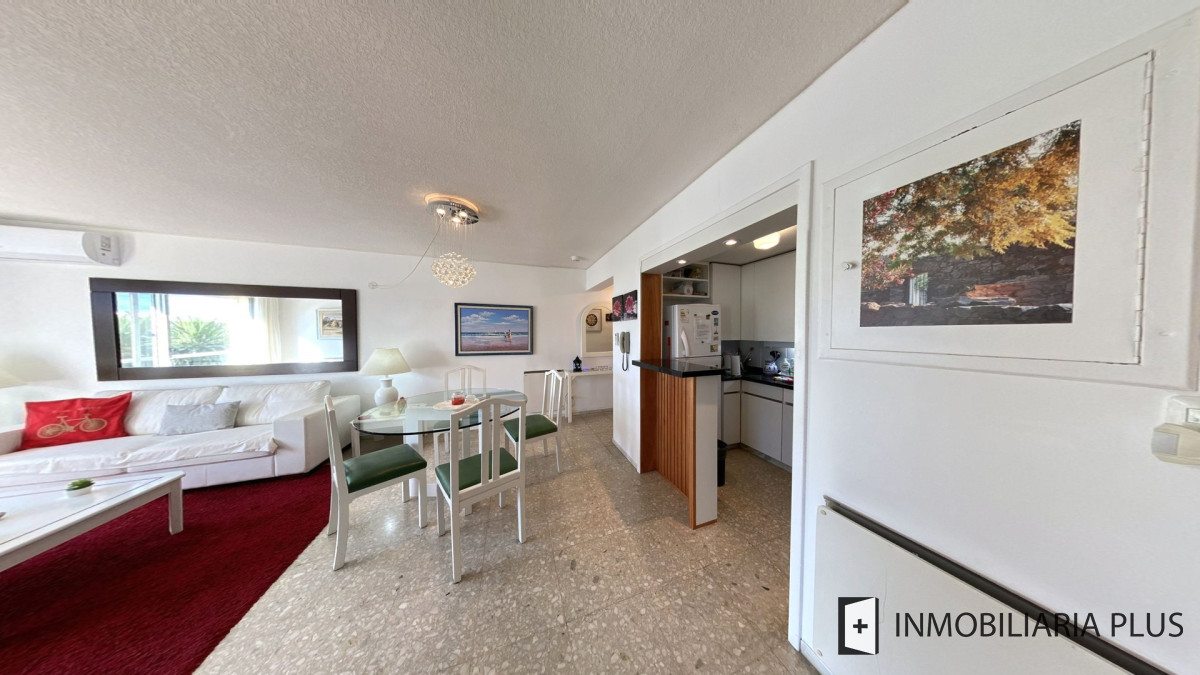 Apartamento ID.1096 - Alquiler ANUAL de apartamento con 1 Dormitorio y medio con garaje sobre Av. Gorlero con Gym, Lavadero y más