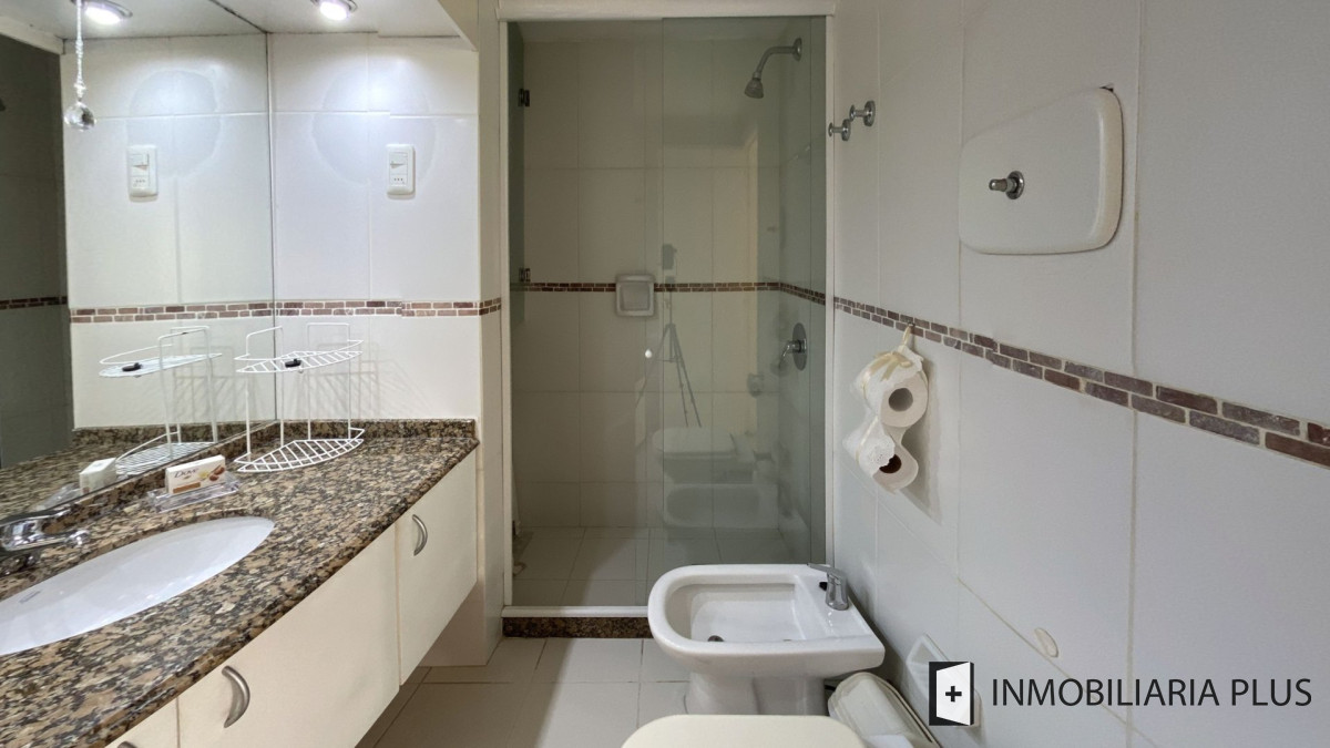 Apartamento ID.1096 - Alquiler ANUAL de apartamento con 1 Dormitorio y medio con garaje sobre Av. Gorlero con Gym, Lavadero y más