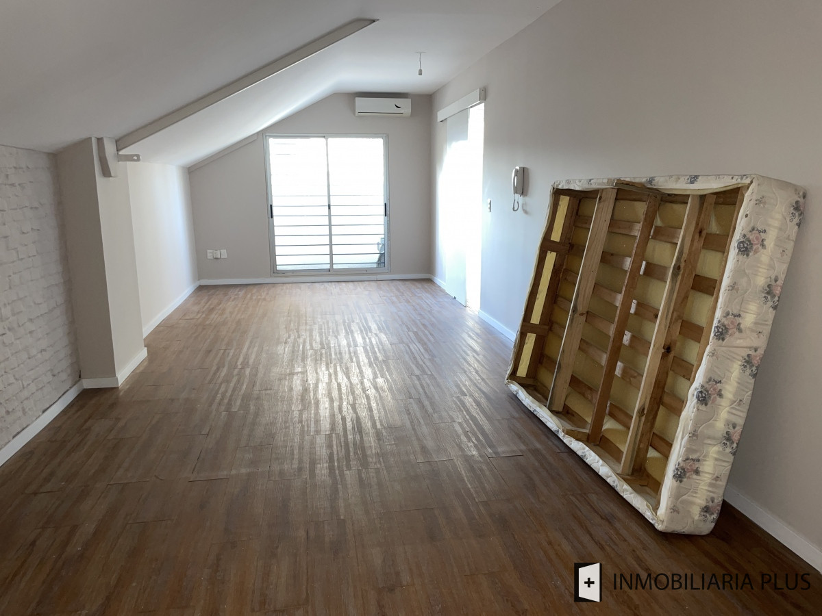 Apartamento ID.866 - Alquilo Monoambiente semi equipado con 40m2 en Parque Rodó SIN GASTOS COMUNES con rejas C866