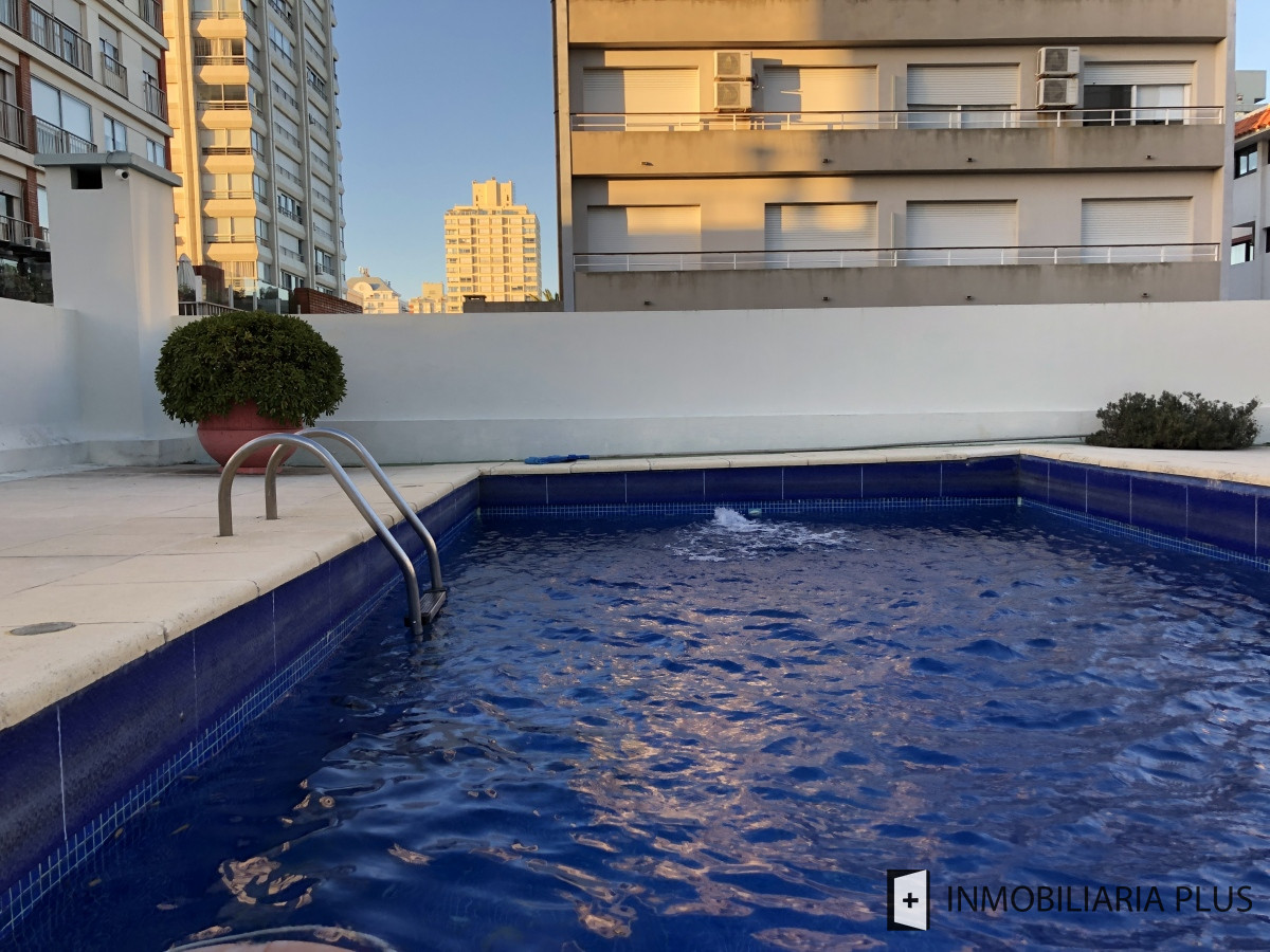 Apartamento ID.955 - Alquiler de Apartamento a pasos del puerto y la playa de Punta del Este con 2 dormitorios y piscina