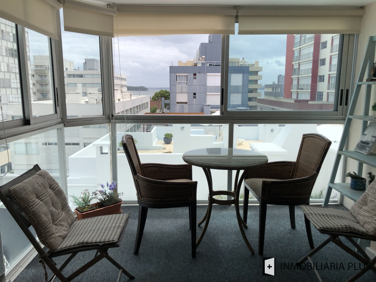 Apartamento ID.955 - Alquiler de Apartamento a pasos del puerto y la playa de Punta del Este con 2 dormitorios y piscina