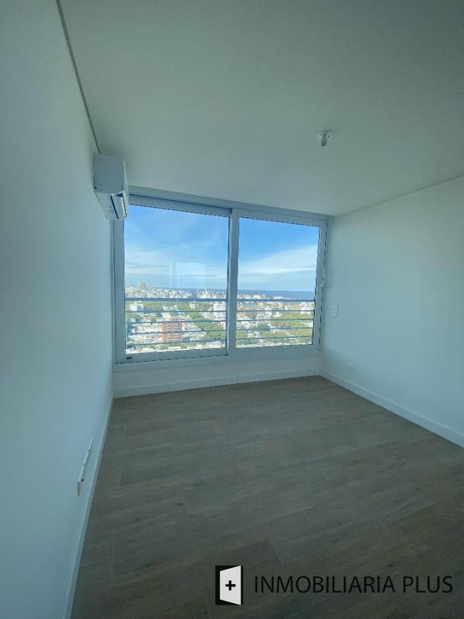 Apartamento ID.1740 - Venta de Apartamento de 3 dormitorios en Pocitos con terraza y 2 garajes en Montevideo