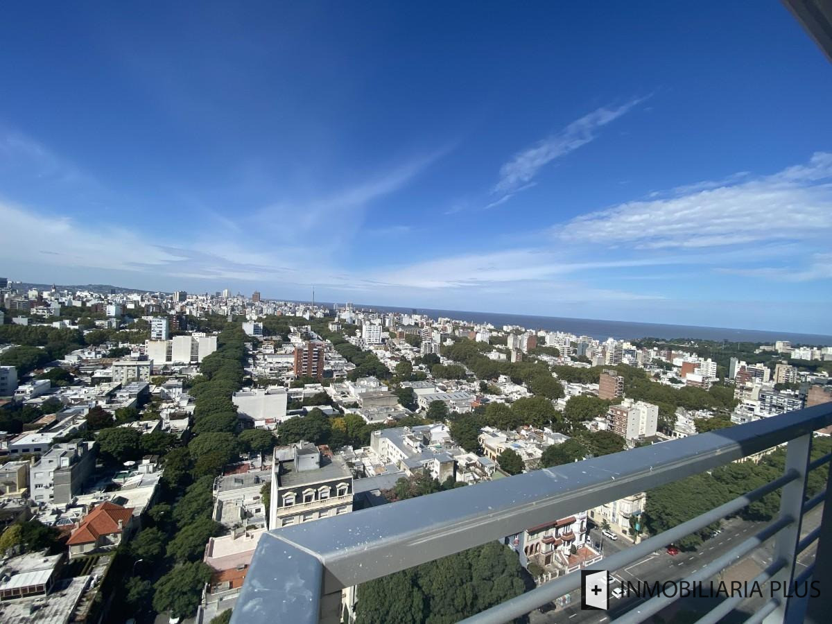 Apartamento ID.1740 - Venta de Apartamento de 3 dormitorios en Pocitos con terraza y 2 garajes en Montevideo