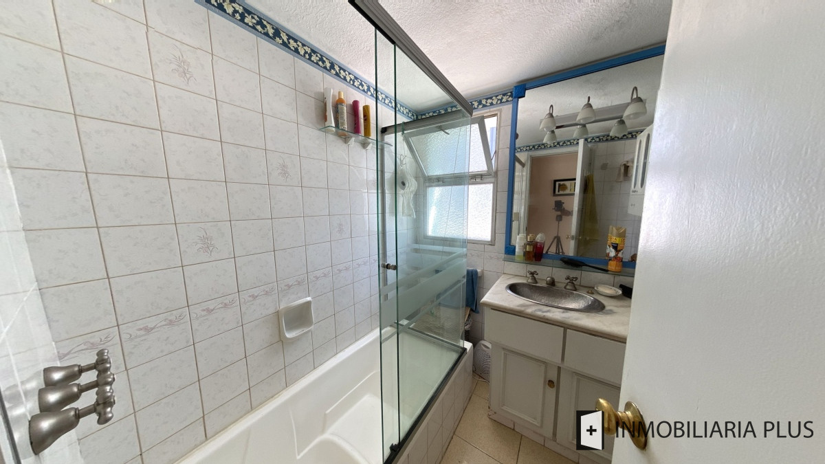 Apartamento ID.955 - Alquiler de Apartamento a pasos del puerto y la playa de Punta del Este con 2 dormitorios y piscina