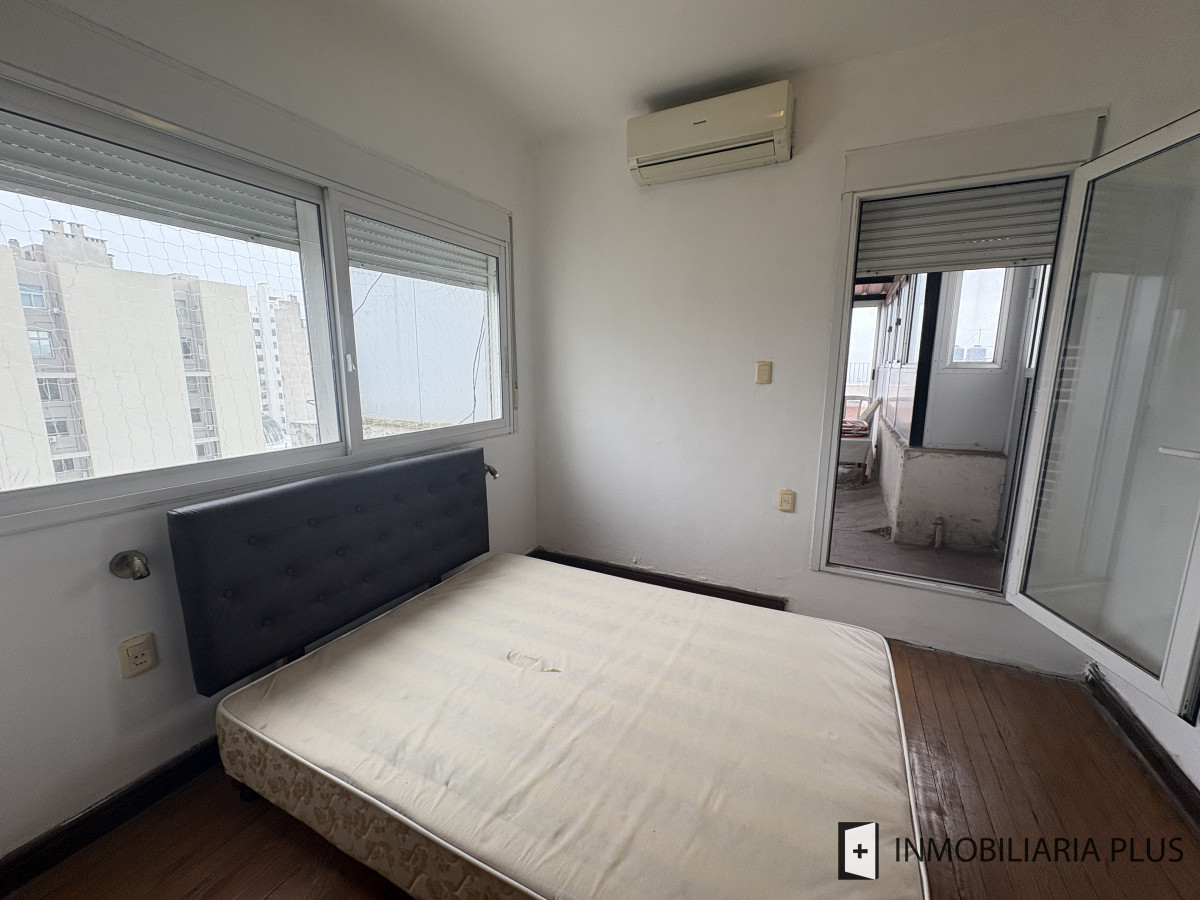 Apartamento ID.1449 - Venta de Penthouse de 1 Dormitorio y medio con Barbacoa Propia en el Centro de Montevideo sobre Av. 18 de Julio