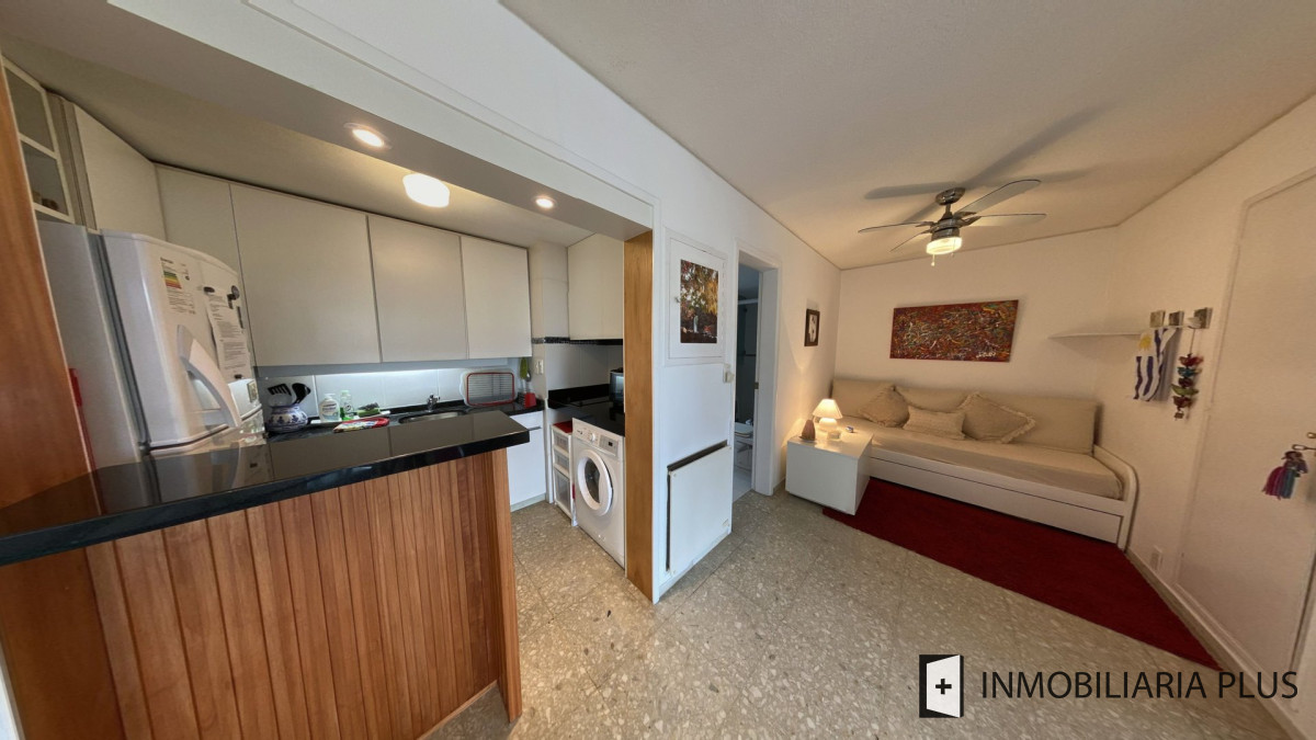 Apartamento ID.1096 - Alquiler ANUAL de apartamento con 1 Dormitorio y medio con garaje sobre Av. Gorlero con Gym, Lavadero y más