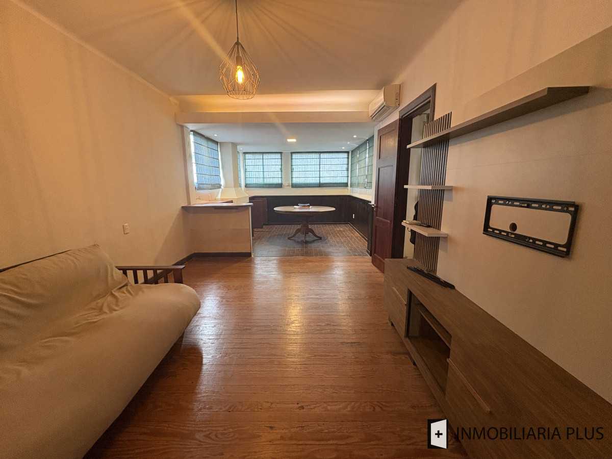 Apartamento ID.1449 - Venta de Penthouse de 1 Dormitorio y medio con Barbacoa Propia en el Centro de Montevideo sobre Av. 18 de Julio