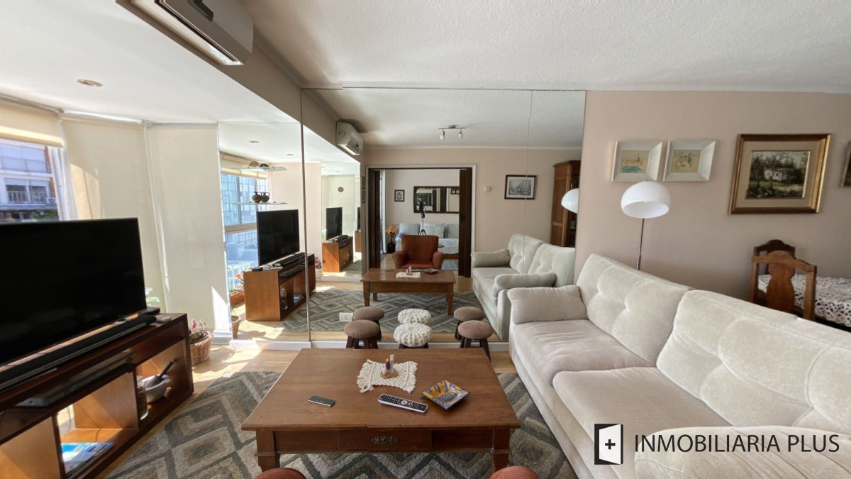 Apartamento ID.955 - Alquiler de Apartamento a pasos del puerto y la playa de Punta del Este con 2 dormitorios y piscina