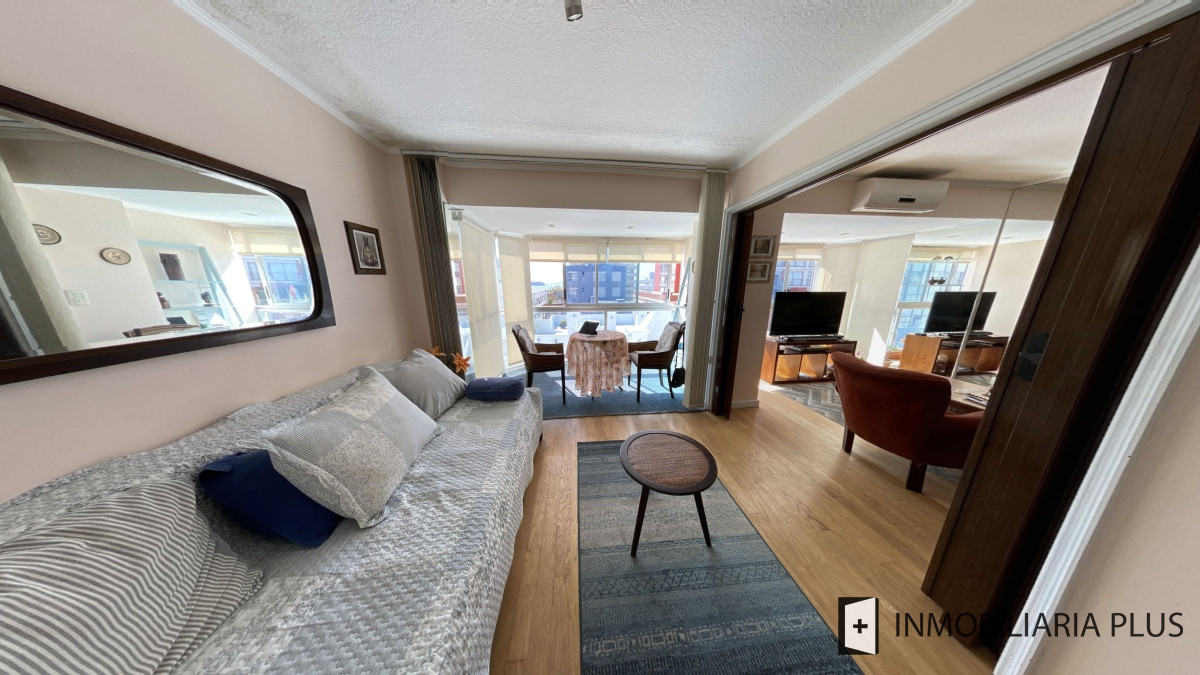 Apartamento ID.955 - Alquiler de Apartamento a pasos del puerto y la playa de Punta del Este con 2 dormitorios y piscina