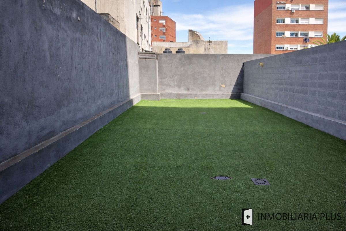 Apartamento ID.958 - Alquiler de Apartamento en Cordón SUR 2 Dormitorios al frente con GRAN FONDO, garaje, barbacoa y más