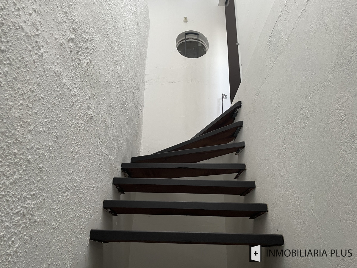 Apartamento ID.866 - Alquilo Monoambiente semi equipado con 40m2 en Parque Rodó SIN GASTOS COMUNES con rejas C866