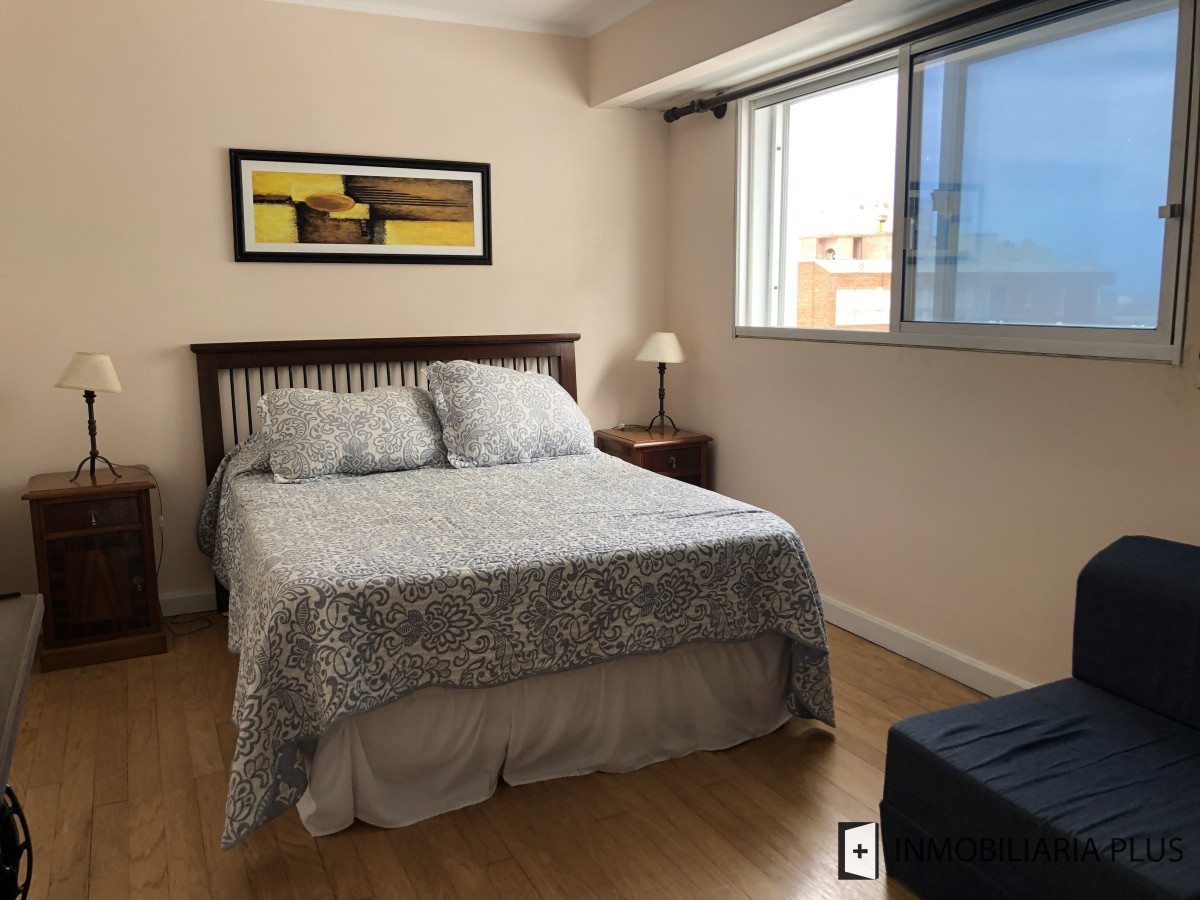 Apartamento ID.955 - Alquiler de Apartamento a pasos del puerto y la playa de Punta del Este con 2 dormitorios y piscina